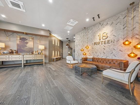 4th image of 1815 Front St #212