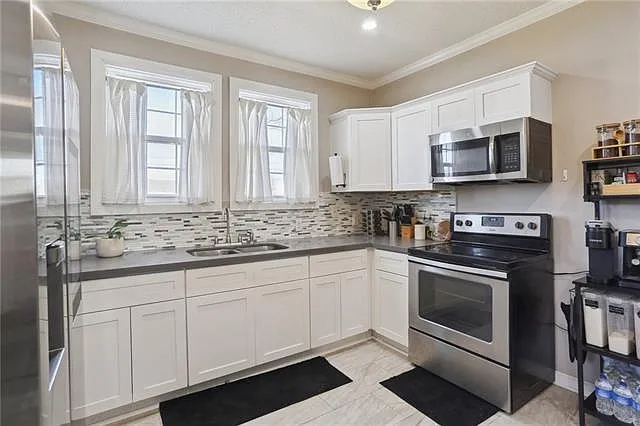 2140 Louisa St — Photo 10