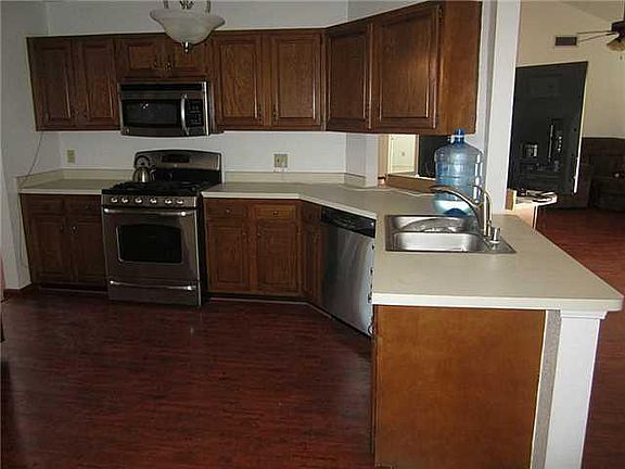 5th image of 864 Hempstead Dr