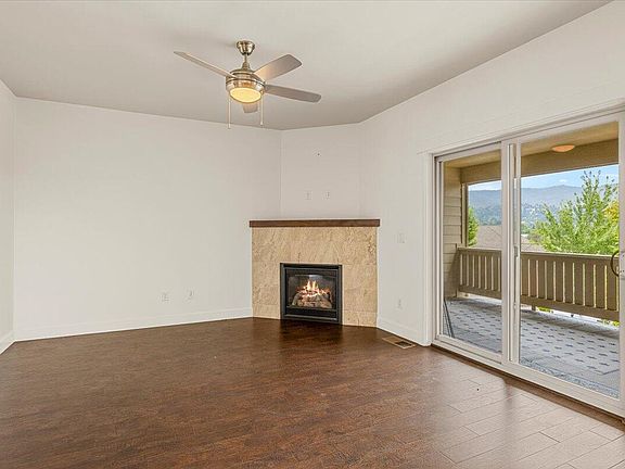 3rd image of 965 Camelot Dr