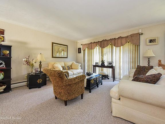 5th image of 586 Parkside Dr