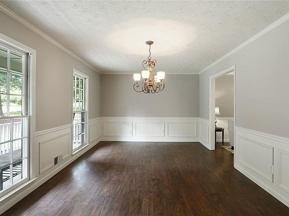 3rd image of 286 Machelle Ln