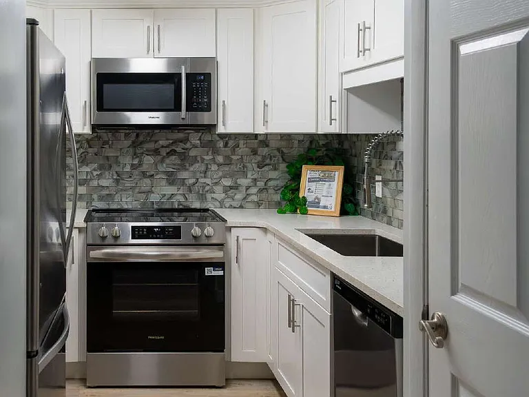 1029 Bradley Cir — Photo 4