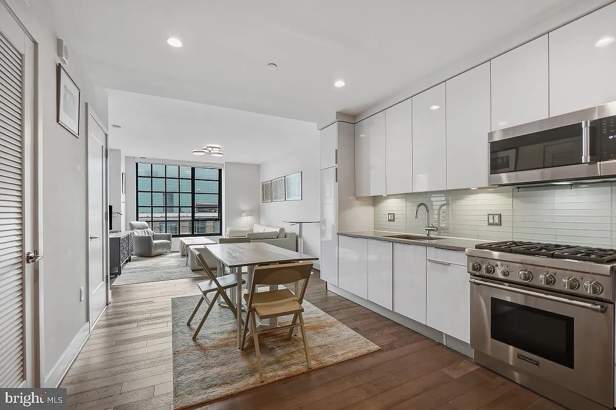 Building Photo - 45 Sutton Sq SW #1111