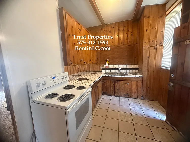 920 Texas Ave — Photo 3