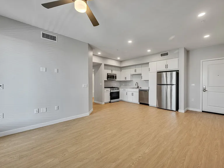 Downtown Ontario Luxury Apartments — Photo 35
