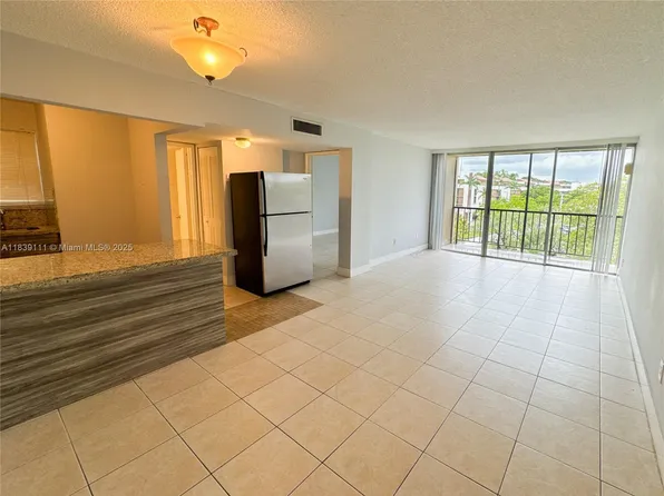 8840 Fontainebleau Blvd APT 402, Miami, FL 33172