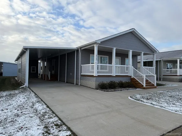30102 Pineview Cir, New Baltimore, MI 48051