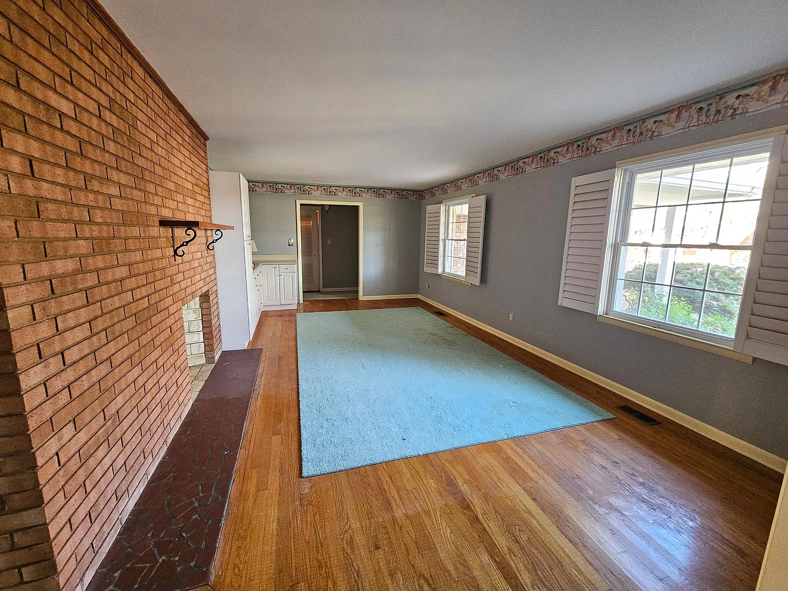 3 bed, 2110 sqft, $2,100 — Photo 3