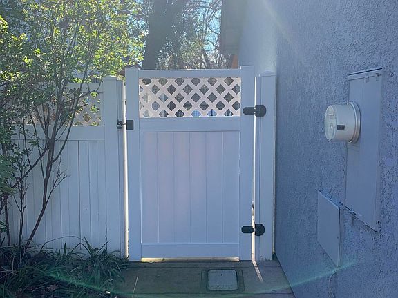 3rd image of 3690 Brentwood Ln
