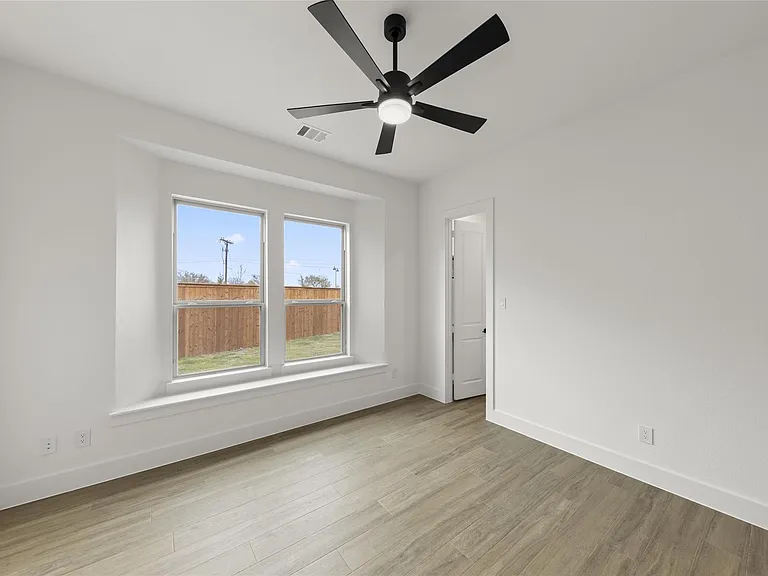 1320 Villanova Ln — Photo 15