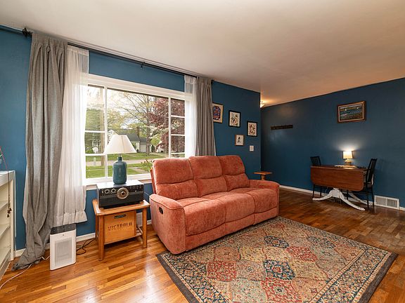 5th image of 2022 Paddington Rd