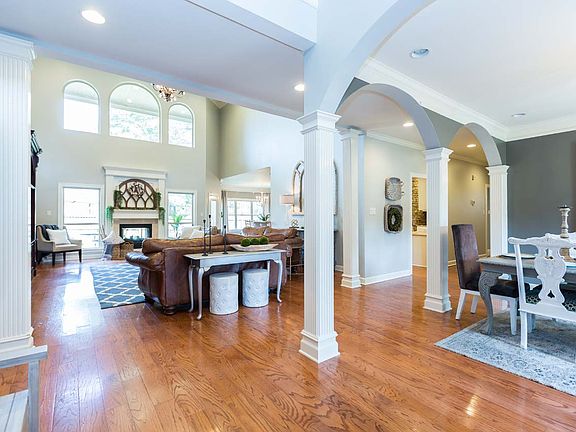 3rd image of 2822 Pinehurst Dr