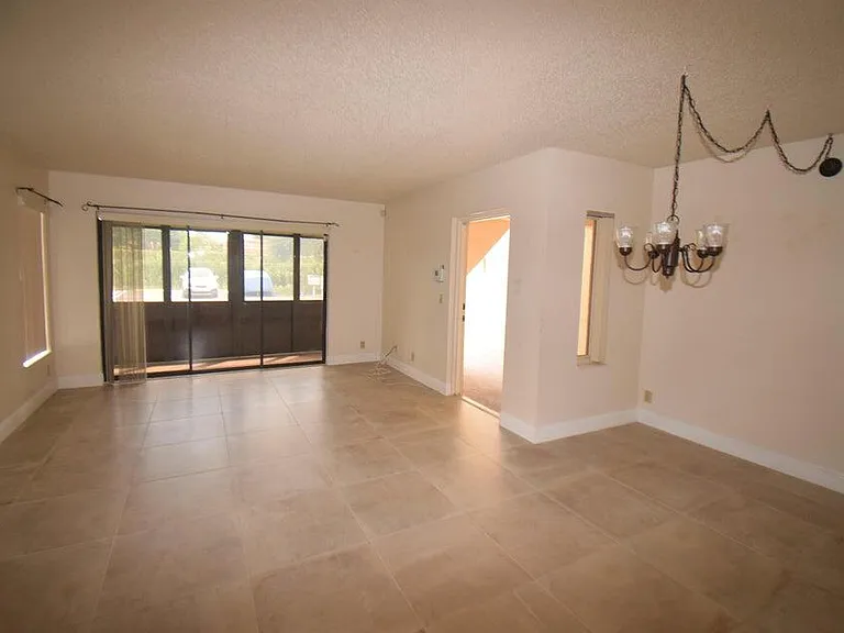 2173 White Pine Cir #C — Photo 3