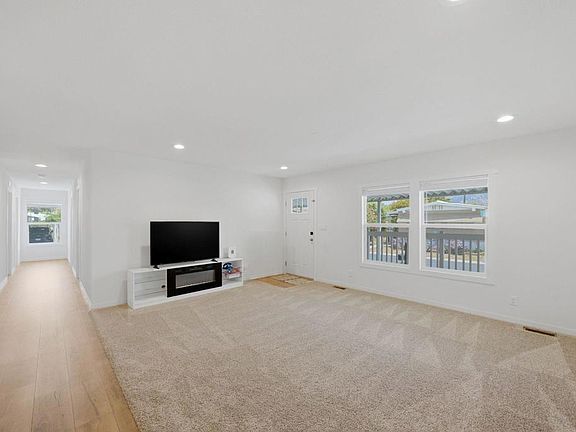 2nd image of 2700 E Valley Pkwy Space 189
