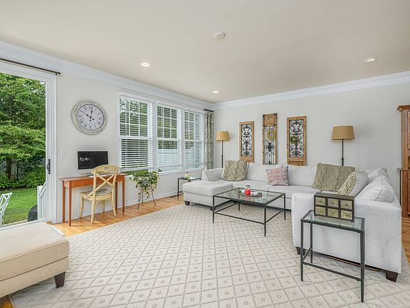 4th image of 406 Gettysburg Dr