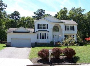 136 Elizabeth Way, Ridge, NY 11961