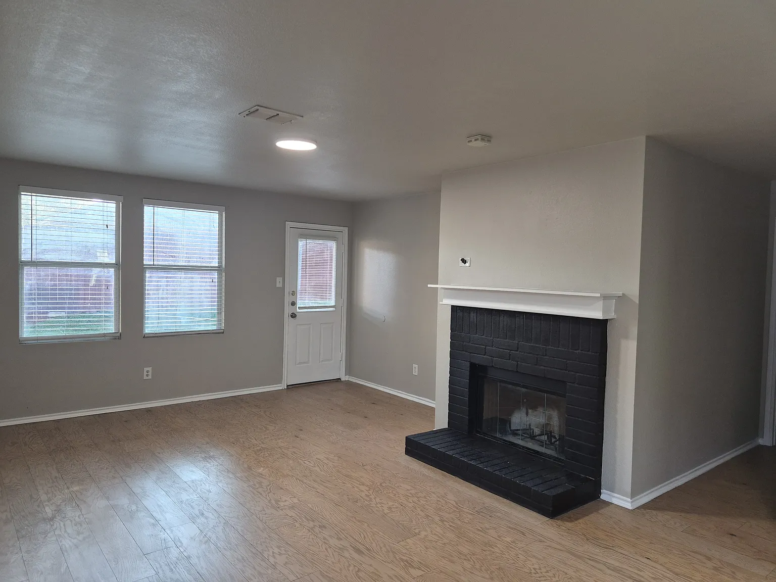 4 bed, 2038 sqft, $2,400 — Photo 3