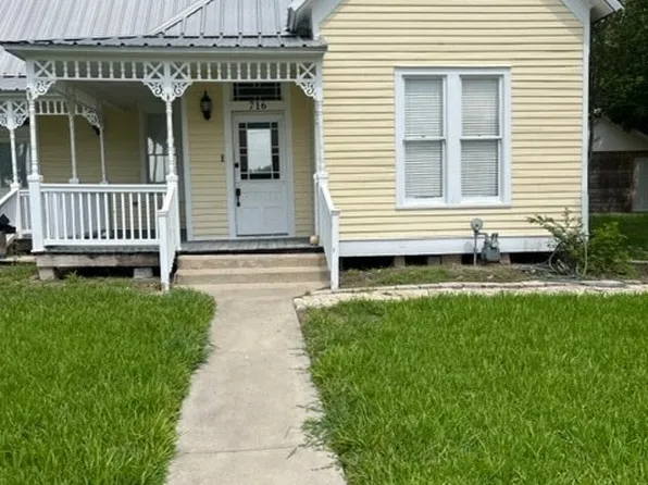 716 Josephine St, Yoakum, TX 77995
