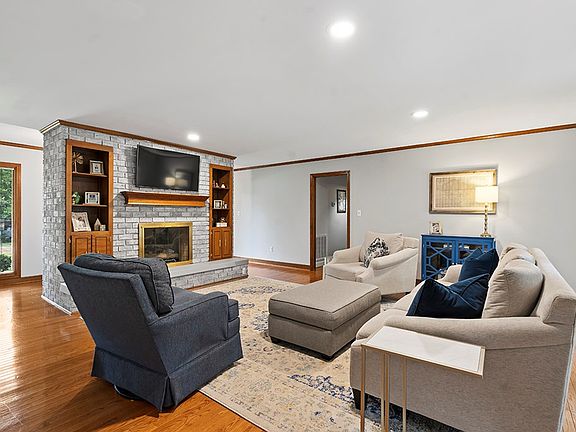5th image of 106 Whispering Pines Ln