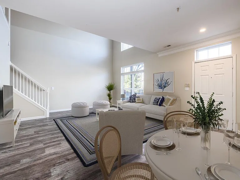 Christopher Wren Apartments and Townhomes — Photo 7