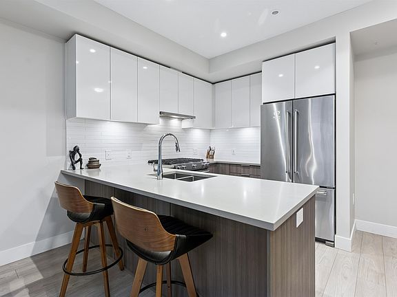 4th image of 3588 Sawmill Cres #202