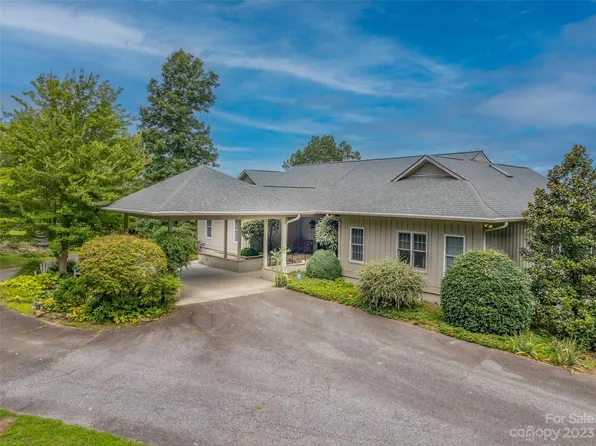 700 Maybank Dr, Saluda, NC 28773