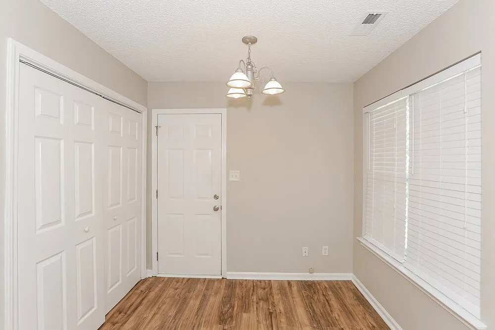 3 bed, 2.0 bath, 1571 sqft, $2,140 — Photo 4
