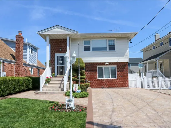682 2nd Place S, Garden City South, NY 11530