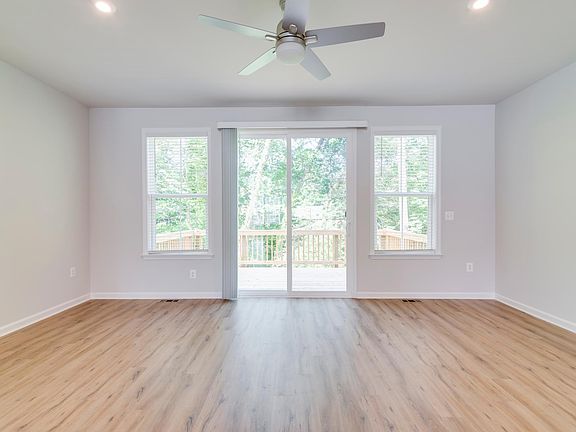 4th image of 692 McCormick Farm Dr