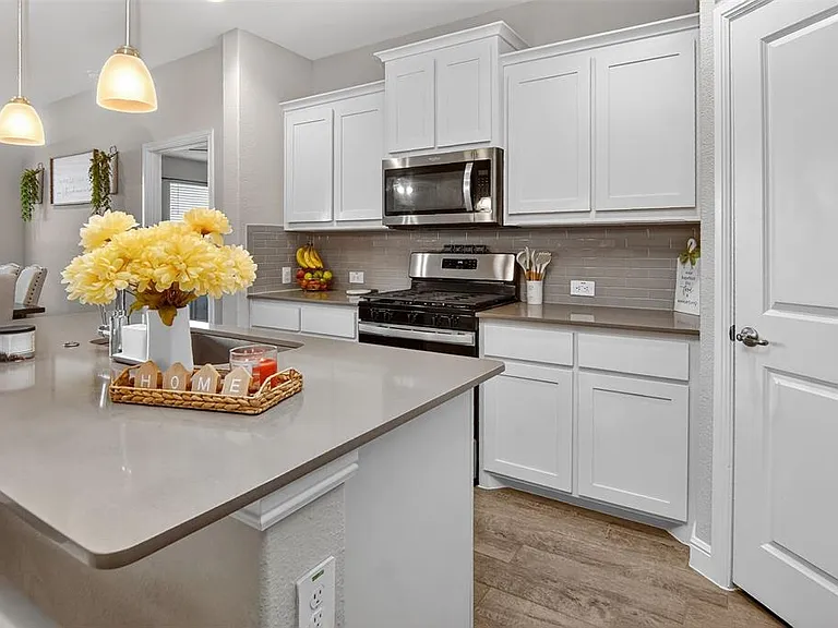 15536 Halstead Ln — Photo 23