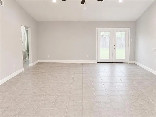 1028 Kingsway Dr W — Photo 5