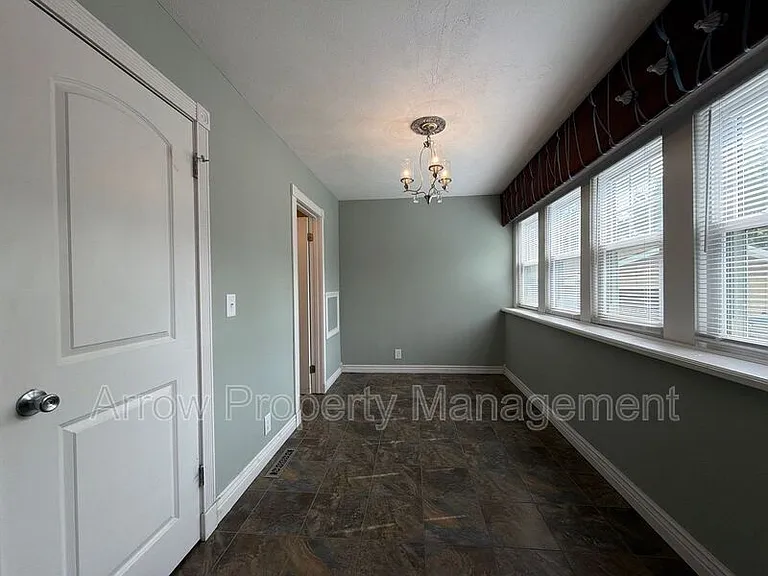 1929 Sumner St — Photo 8