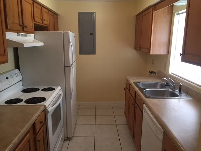 Cozy 2-Bedroom Duplex in Longwood Available Mid-November — Photo 4