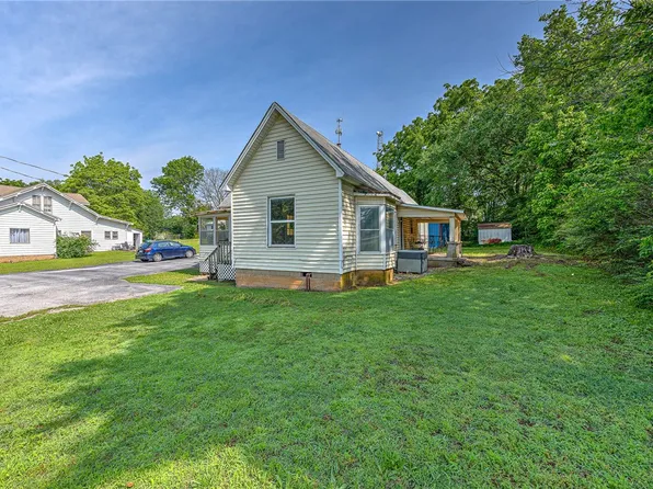 406 Main St NE, Gravette, AR 72736