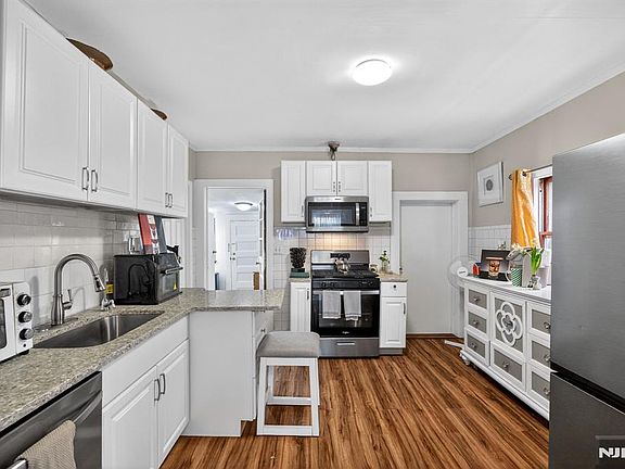 5th image of 415-417 Preakness Ave