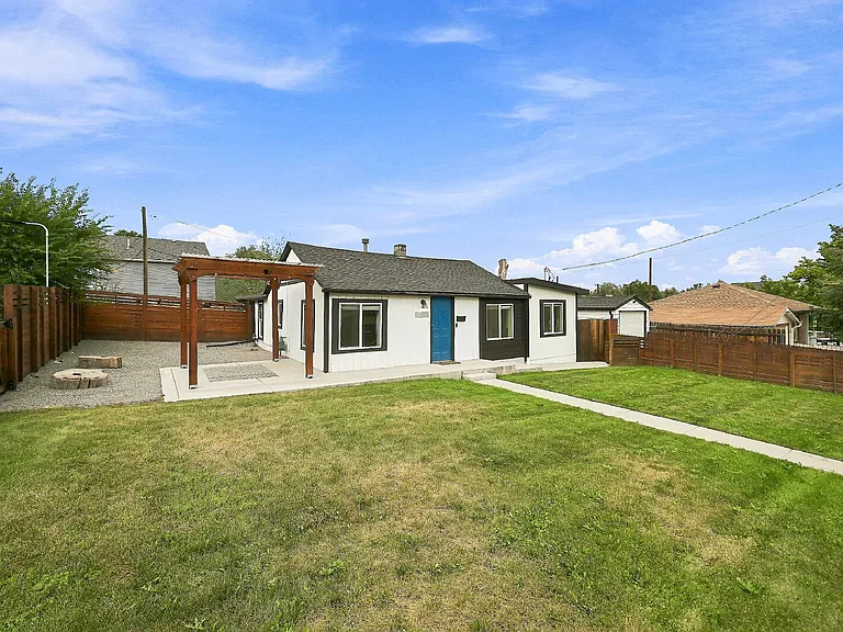 2201 W Warren Ave — Photo 17