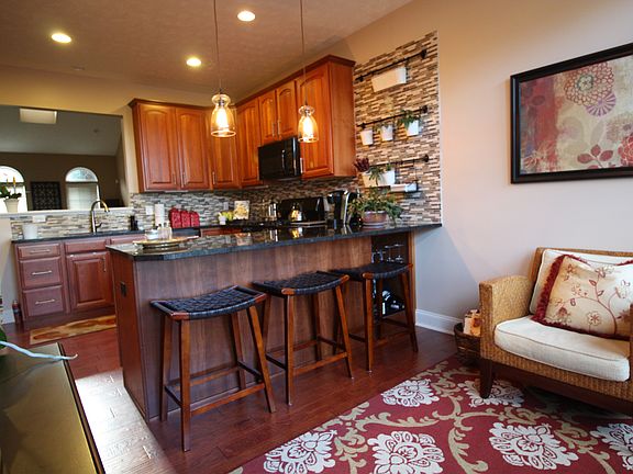 Breakfast Bar & Eating Nook