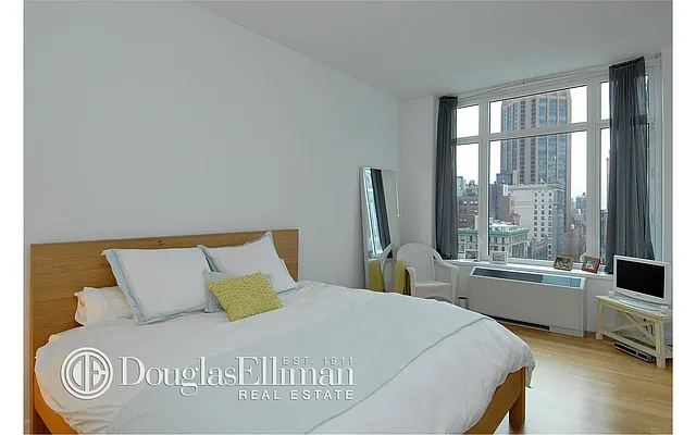 Rented by Douglas Elliman | media 17