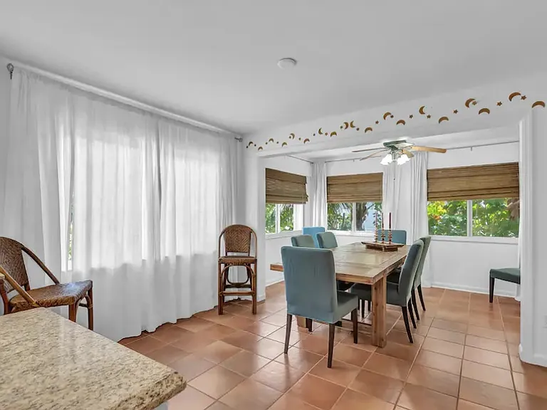1821 E Barefoot Pl — Photo 4