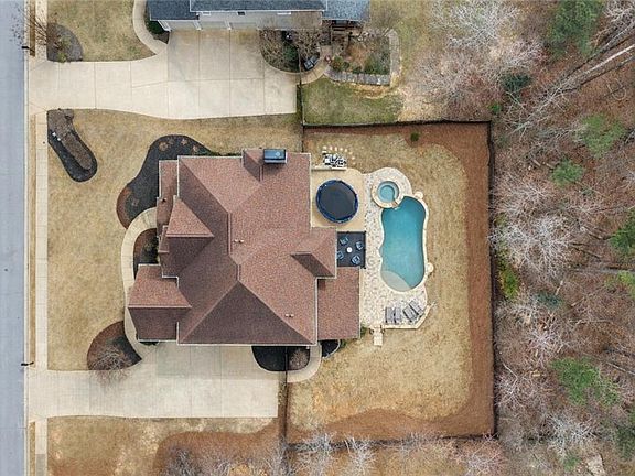 2nd image of 161 Oakwind Point