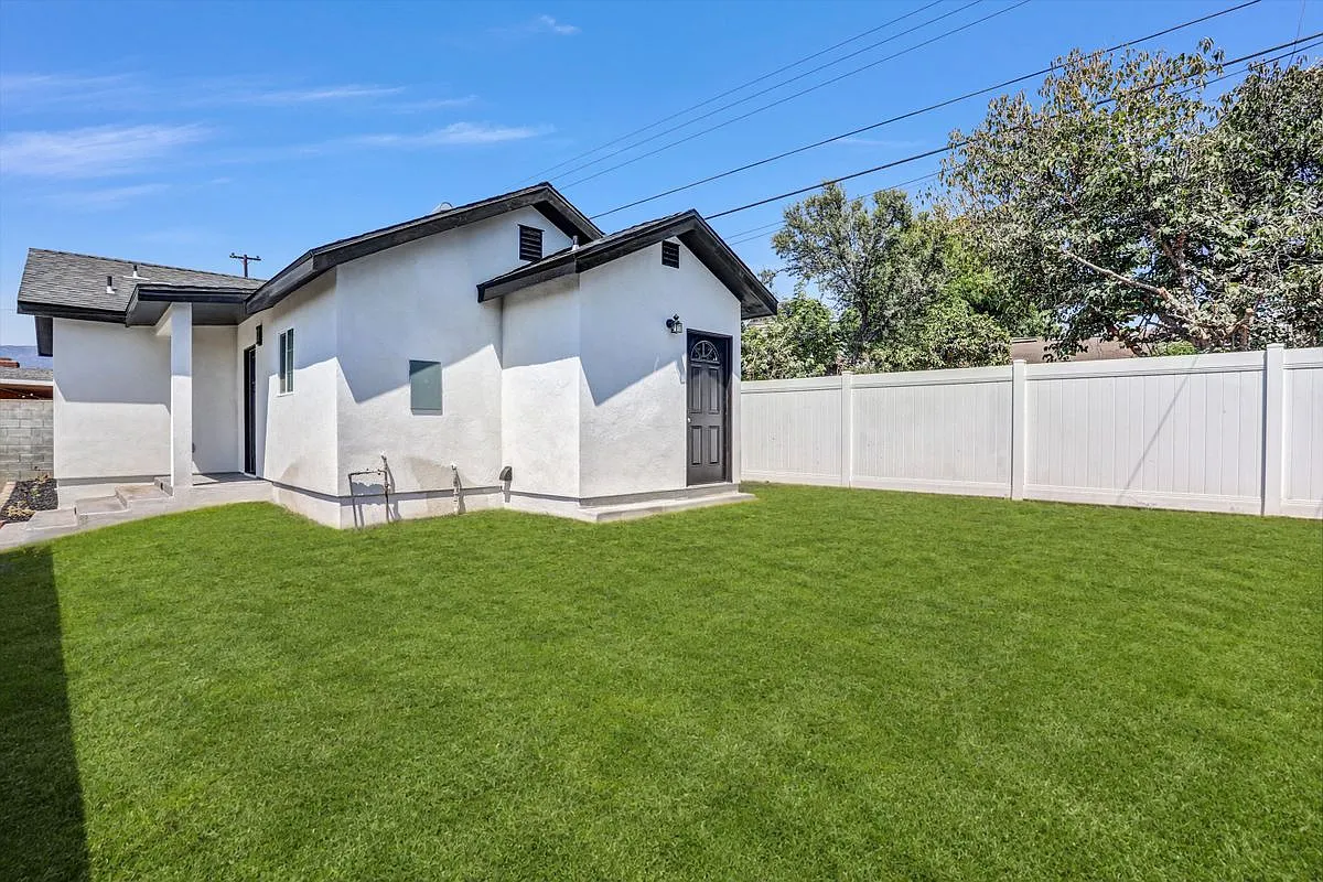 2 bed, 1.0 bath, 750 sqft, $3,000 — Photo 2