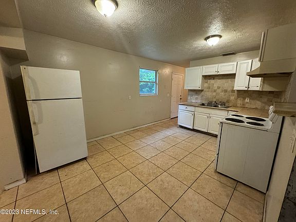 5th image of 2422 HUGH EDWARDS Drive