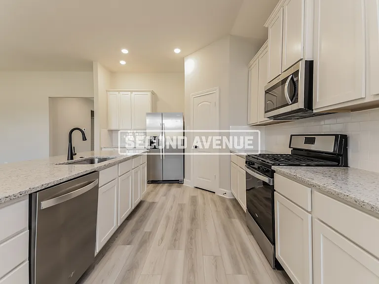 2121 Meadow Dr — Photo 3