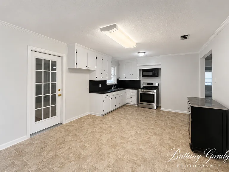 1504 Leslie St — Photo 1