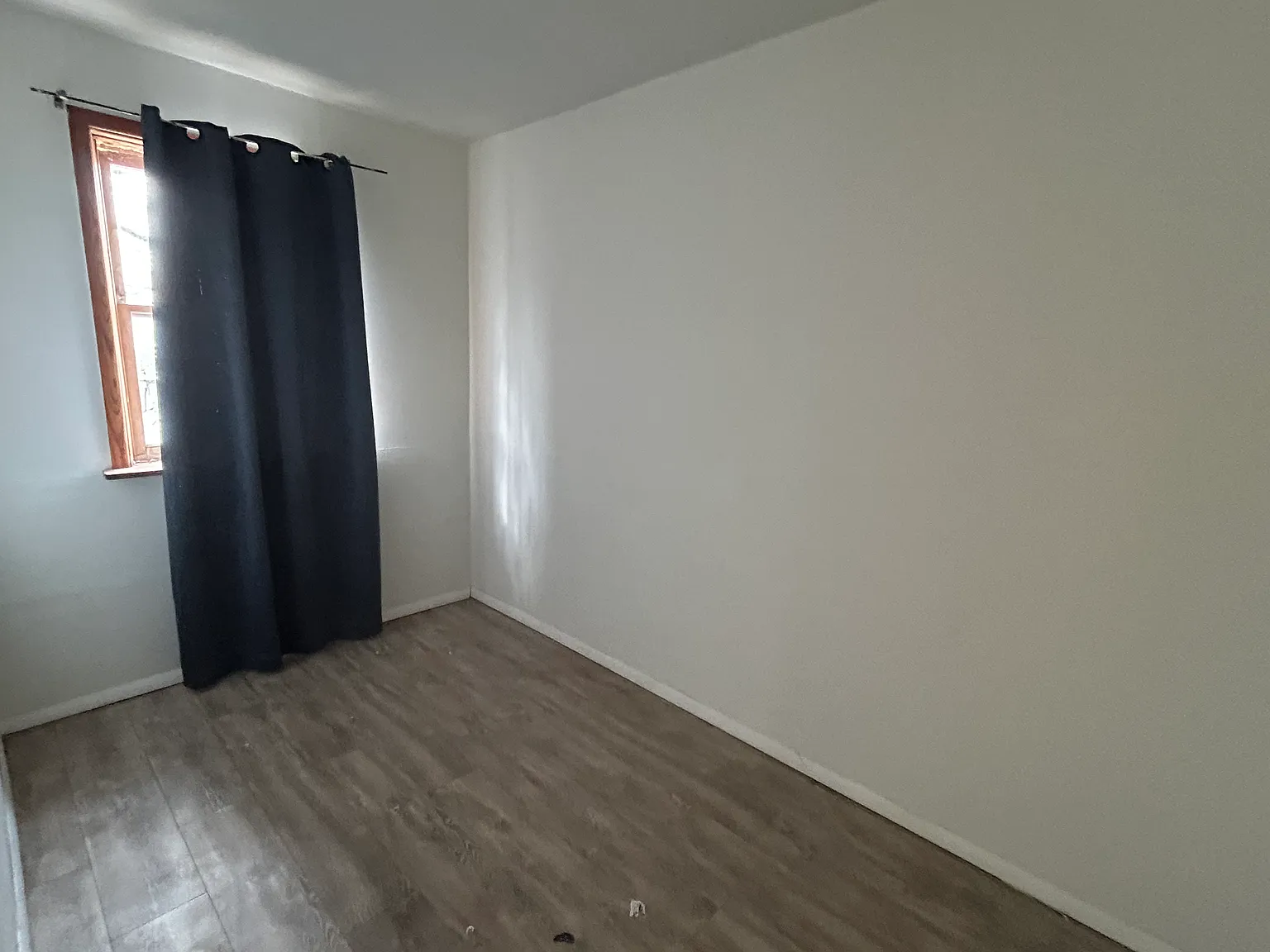 3 bed, 900 sqft, $2,100 — Photo 2