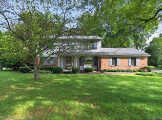 9321 Overdale Ln, Brighton, MI 48114