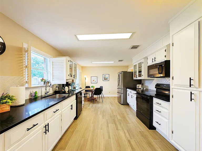 3215 Royal Oaks Dr — Photo 11
