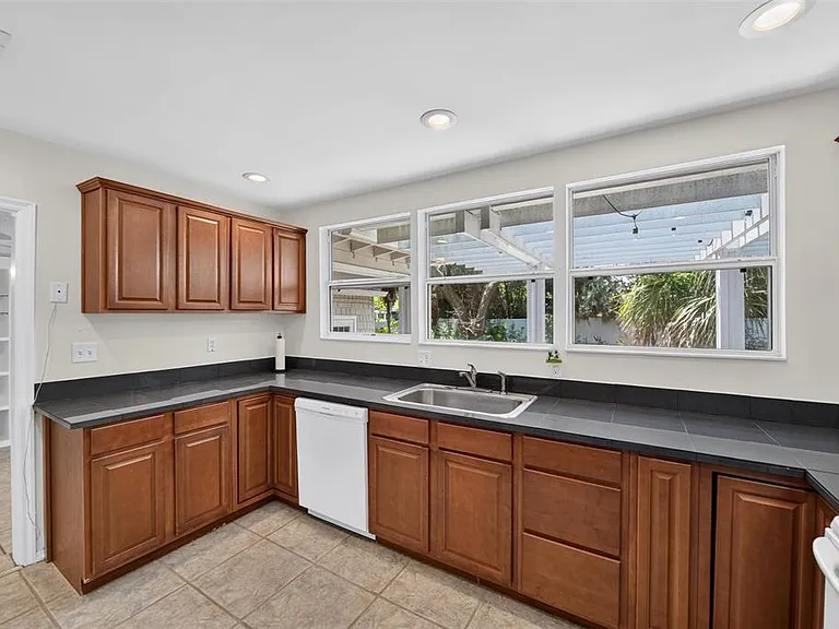 2732 Newark Way — Photo 3