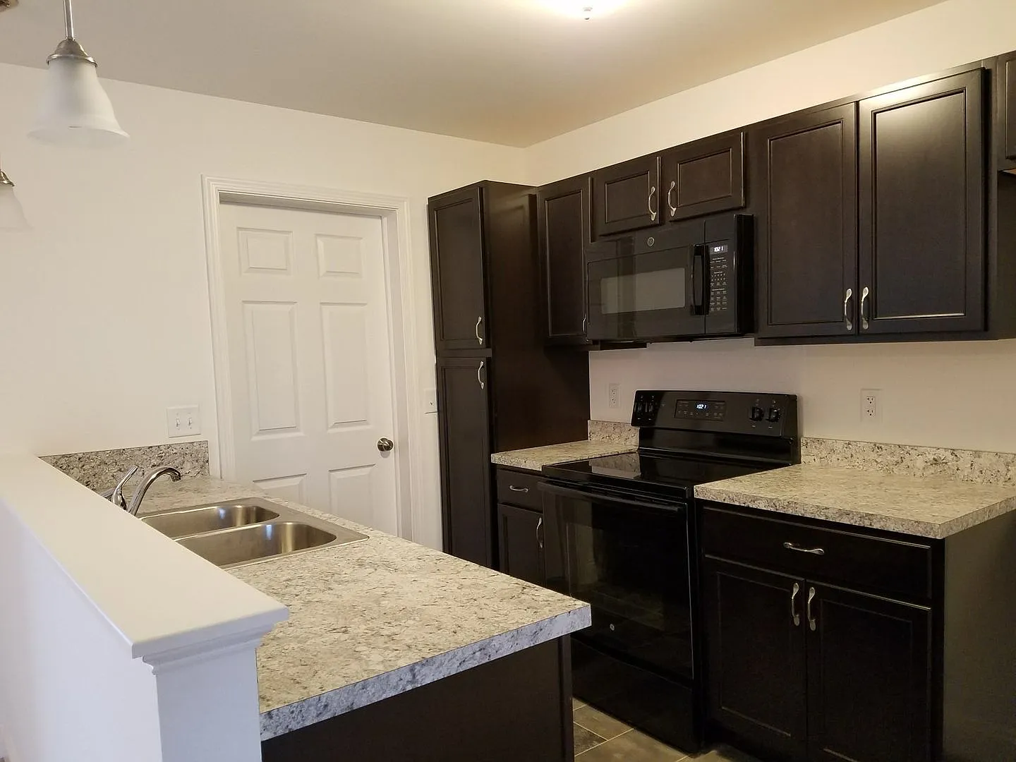 Hummelstown, 2 Bedroom, 2 Bath Garden Home! — Photo 2